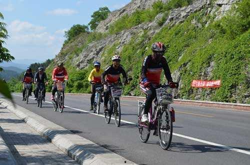 抖音网红骑行田间小道,抖音网红带你领略田园风光